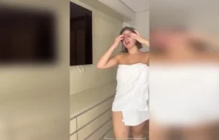 Kerolay Chaves nua e sensual no banho se deliciando com uma siririca