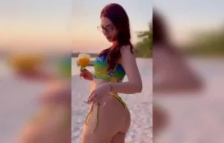 Cibelle Ferreira se exibe nua na praia