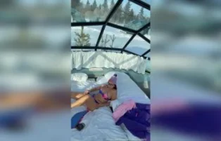 Cibelly Ferreira se masturbando deitada na cama