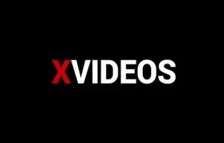 Pagodeira delícia rebolando com shortinho apertado na bunda