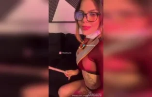 Delícia de loira se masturbando com brinquedo favorito