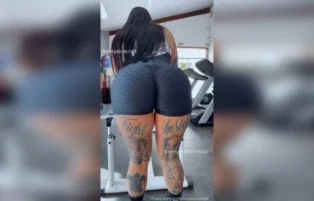 Anny Alves se exibe pelada na academia
