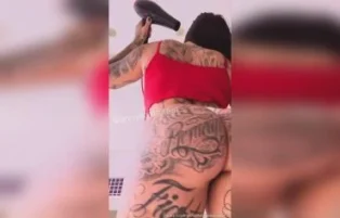 Morena rabuda exibe bunda avantajada e tatuagens sensuais