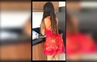 Flagra quente Ayarla Souza sem calcinha lavando louça