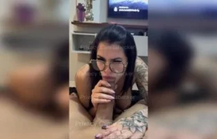 Camila Becker em ação, proporcionando intenso prazer oral