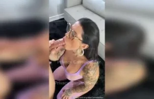 Camila Becker nua exibe sua gulosidade com pingola na boca