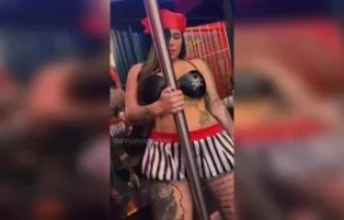 Anny Alves nua sobre o poll dance em um showzinho delicioso
