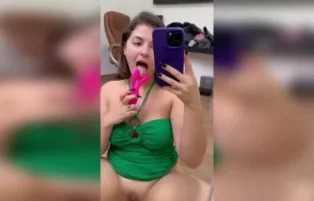 White Fairyy se masturbando com um consolo