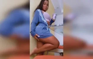 Cah Inácio pelada e sensual no quarto