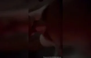 Novinha de joelhos dá boquete guloso