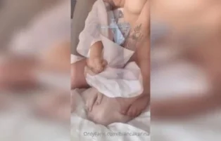 Bianca Karina peladinha e arreganhada transando selvagem na cama