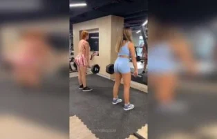 Gostosas se deliciam em cena de sexo lésbico