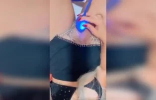 Ellen Silva se masturbando com um vibrador