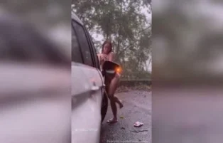 Cibelly Ferreira exibe tudo dentro do carro