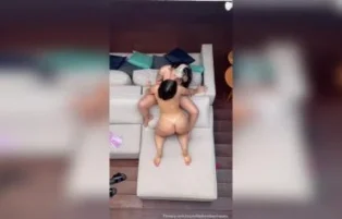 Cena quente de Kinechan e White Fairy transando no sofá