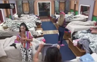 Aline Mineiro nua na praia exibindo o corpo sensacional