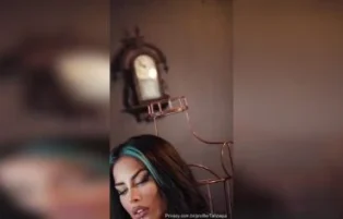 Tati Zaqui aparece peladinha em mais um vídeo exclusivo