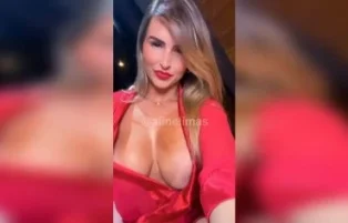 Loira esfregando a bucetinha sensualmente no sofá