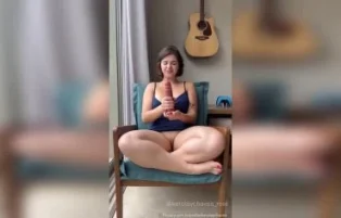 Safada se masturbando com uma pirocona de borracha enorme