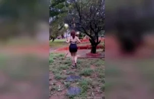 Cibelly Ferreira nua em um parque com um desconhecido