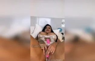 Pitbull nua e sensual se masturbando na cama