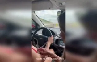 Duda Monet e Japinha em cena de sexo lésbico dentro do carro