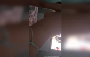 Julie Oliver se masturbando com vibrador e gritando de prazer