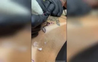 Andressa Urach faz tatuagem sensual entre os seios