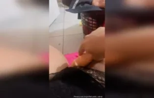 Leilah Cabral se masturba freneticamente na cama