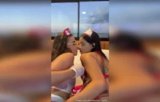 Duas novinhas dando o cu