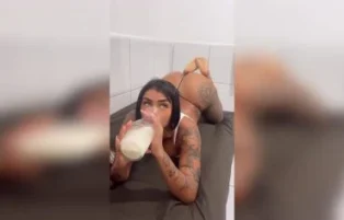 Morena gostosa tomando leite na buceta