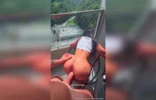 Brenda Trindade dando com a buceta na sacada