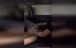 Alessa Fermino mostra a buceta e transa no carro