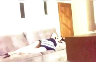 Fabricia Freitas mostrando a buceta pelada no sofá