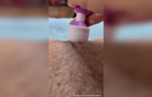 Jany Lavigne esfrega o vibrador na buceta