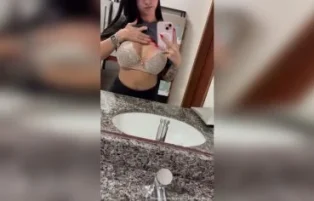 Tati Formento exibe os peitos duros