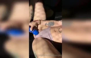 Thaissa Prada metendo com vibrador na buceta