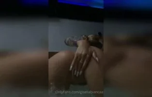 Mulher pelada se masturbando no banheiro