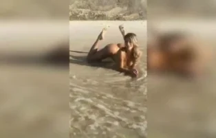 Loira safada pelada na praia