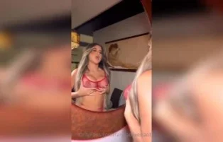 Raissa Oliveira nua no banheiro